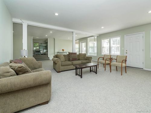 60 Grove St, Glenwood Landing, NY, 11547-3063 | Card Image