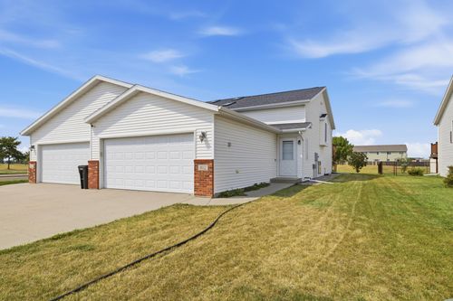 812 34th Ave W, West Fargo, ND, 58078-7751 | Card Image