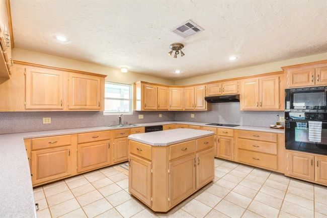 247 Schooner Dr, House other with 3 bedrooms, 2 bathrooms and 5 parking in Freeport TX | Image 16
