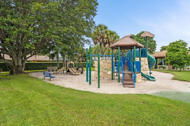 102 Villa Cir, Condo with 2 bedrooms, 2 bathrooms and null parking in Atlantis FL | Image 46