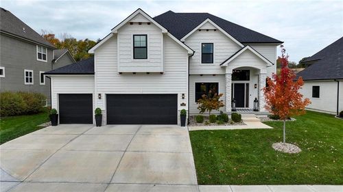 7160 N National Dr, Parkville, MO, 64152-4986 | Card Image