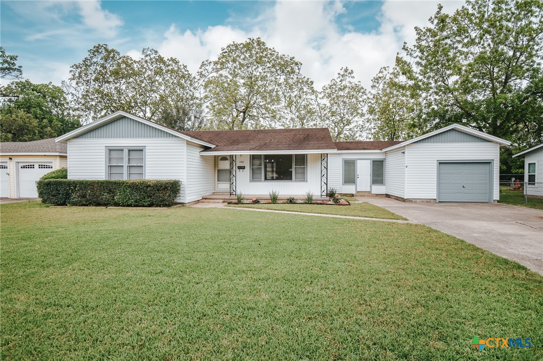 Austin Ave, Victoria, TX 77901