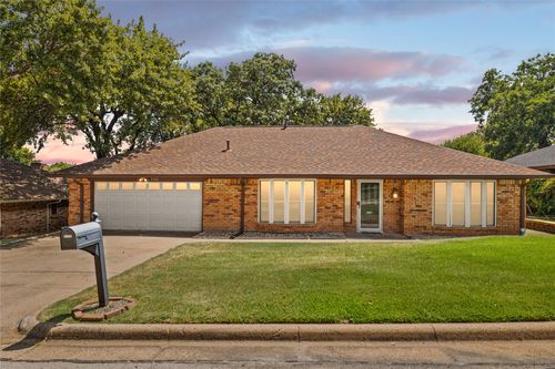5710 Valley Ridge Ct, Arlington, TX, 76017-1136 | Card Image