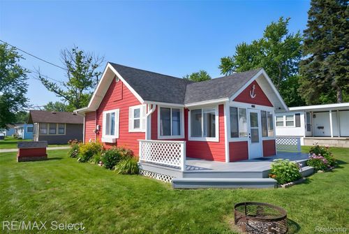 801 Shoreline Dr, Houghton Lake, MI, 48629-8822 | Card Image