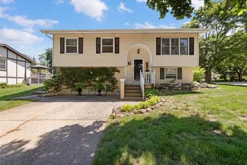 745 Sunbury Road, South Elgin, IL, 60177 | Card Image