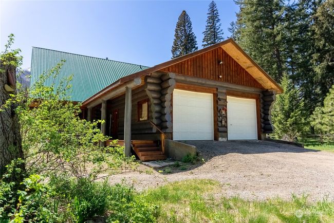 Large attached garage | Image 27