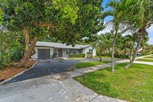 425 Greenbriar Dr, Lake Park, FL, 33403-2620 | Card Image