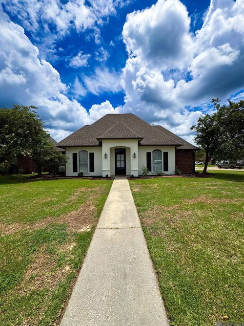 10058 Chanel Dr, Denham Springs, LA, 70706-2043 | Card Image