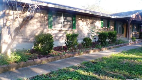 1036 Hilltop Rd, Beeville, TX, 78102-8639 | Card Image