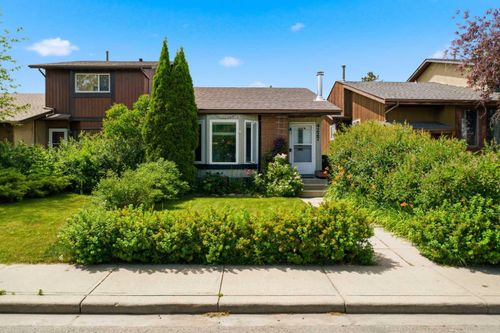 4227 49 St Ne, Calgary, AB, T1Y4T6 | Card Image