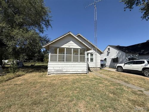 135 W Maple St, Brownstown, IL, 62418-1239 | Card Image