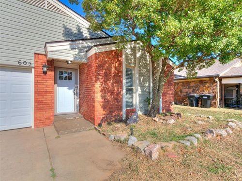605 Se 34th St, Moore, OK, 73160-7609 | Card Image
