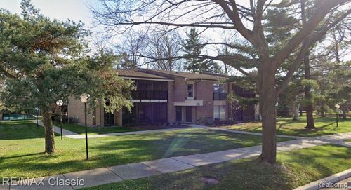 18339 University Park Dr, Livonia, MI, 48152-2627 | Card Image
