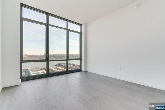 320 Adolphus Ave, Condo with 3 bedrooms, 4 bathrooms and null parking in Cliffside Park NJ | Image 11