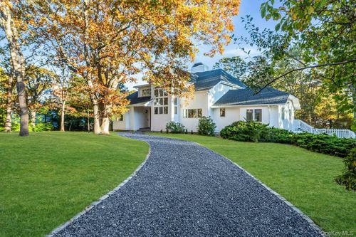 18 Bay Woods Dr, Hampton Bays, NY, 11946-2001 | Card Image