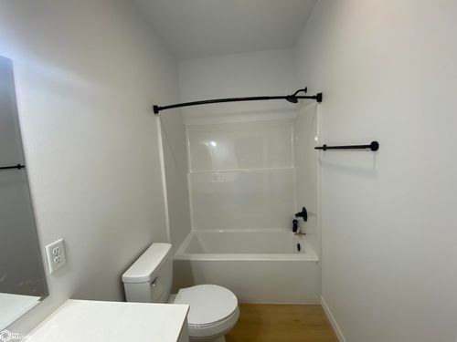 101 Dover Cir, New London, IA, 52645-9220 | Card Image