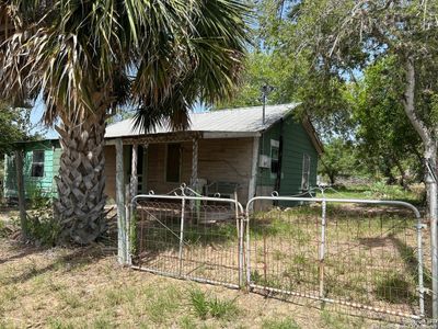 306 Depot St., House other with 2 bedrooms, 1 bathrooms and null parking in Pleasanton TX | Image 2