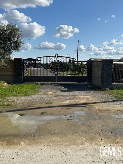 11675 Avenue 24, Delano, CA, 93215-9531 | Card Image