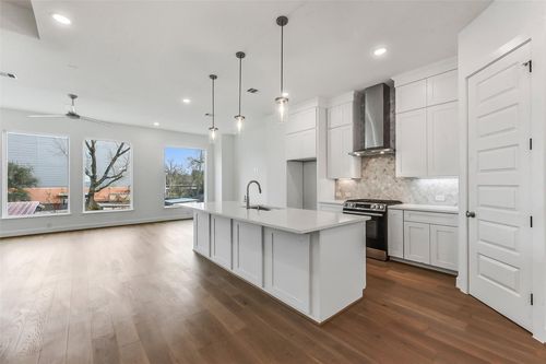 e-806 Fisher St, Houston, TX, 77018-5322 | Card Image