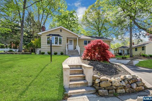 154 Spring Valley Rd, Park Ridge, NJ, 07656-1877 | Card Image