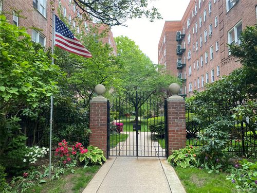 apt-6c-32 Cathedral Ave, Hempstead, NY, 11550-2020 | Card Image