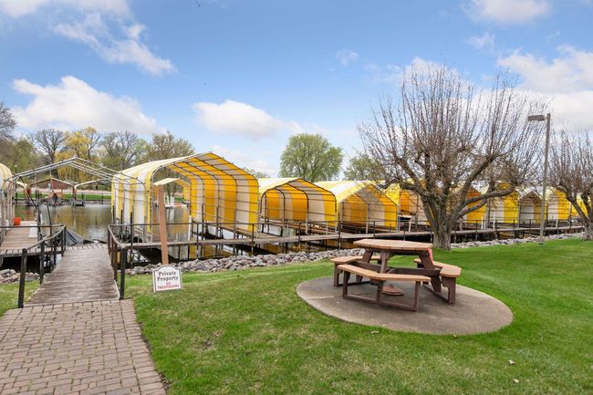 Lakeside picnic areas with gas grills. | Image 42