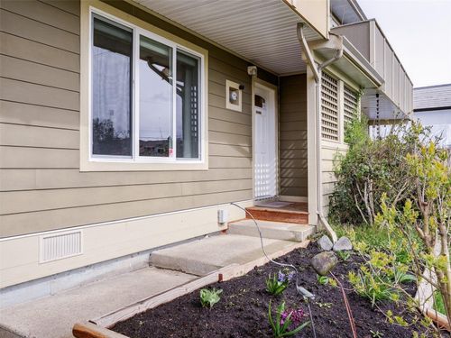 2035 Melville Dr, Sidney, BC, V8L2N2 | Card Image
