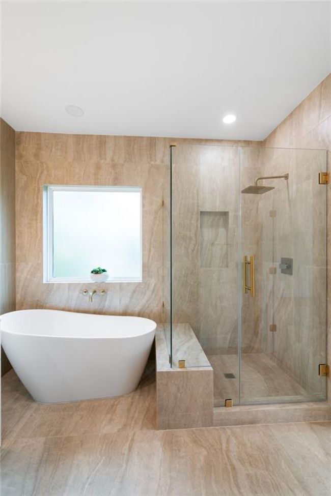 Soaking freestanding tub | Image 29