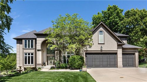 9227 Redbud Ln, Lenexa, KS, 66220-3441 | Card Image