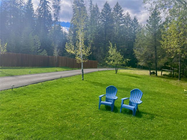 Front lawn offers plenty of room for outdoor games | Image 6