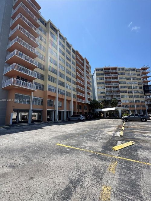 apt-206-2025 Ne 164th St, North Miami Beach, FL, 33162-4156 | Card Image