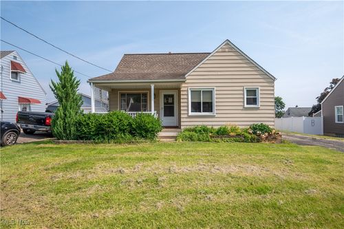 135 Renee Dr, Struthers, OH, 44471-1521 | Card Image