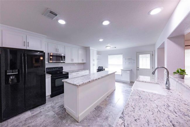 13907 Bonnetbriar Ln, House other with 3 bedrooms, 3 bathrooms and 2 parking in Sugar Land TX | Image 15