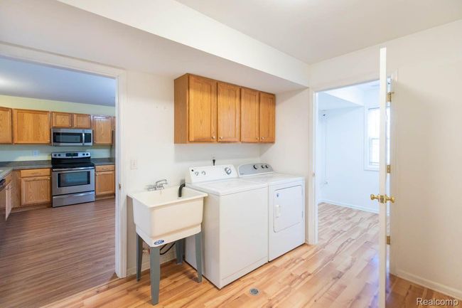 28460 Carlton Way Dr, Condo with 2 bedrooms, 2 bathrooms and null parking in Novi MI | Image 31