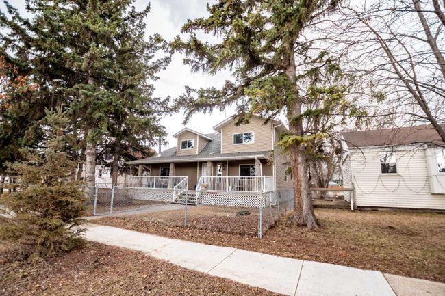 5804 44 Avenue, Home with 4 bedrooms, 3 bathrooms and 2 parking in Red Deer AB | Image 3