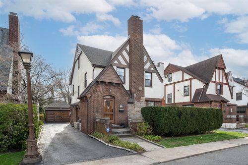 24 Bayview Ter, Manhasset, NY, 11030-1812 | Card Image