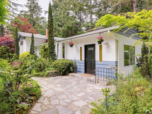 743 Helvetia Cres, Victoria, BC, V8Y1M1 | Card Image