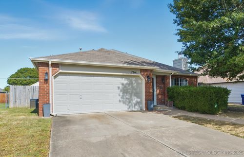 704 E Helena St, Broken Arrow, OK, 74012-8240 | Card Image