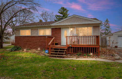 6470 Adamson Dr, Waterford Twp, MI, 48329-3006 | Card Image