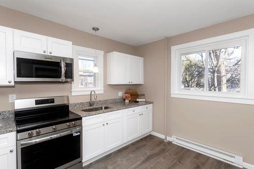 49 View St, Holyoke, MA, 01040-3542 | Card Image