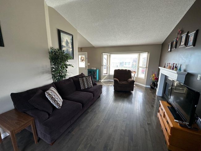 10010 85 Street, Home with 3 bedrooms, 3 bathrooms and 4 parking in Peace River AB | Image 4