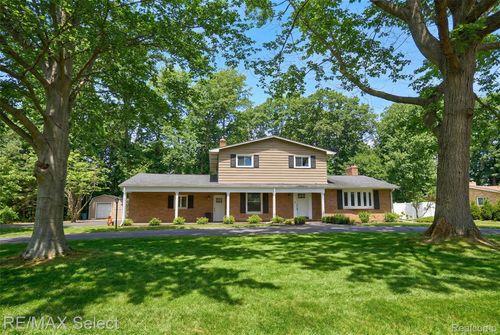 5401 S Sycamore Dr, Burton, MI, 48509-1387 | Card Image