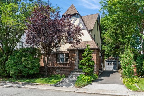 7 Bayview Ter, Manhasset, NY, 11030-1811 | Card Image