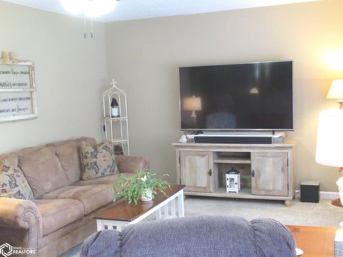102 Hillhaven Dr, Forest City, IA, 50436-2213 | Card Image