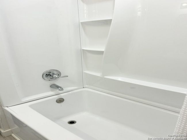 12116 Loop 107, House other with 3 bedrooms, 2 bathrooms and null parking in Adkins TX | Image 17