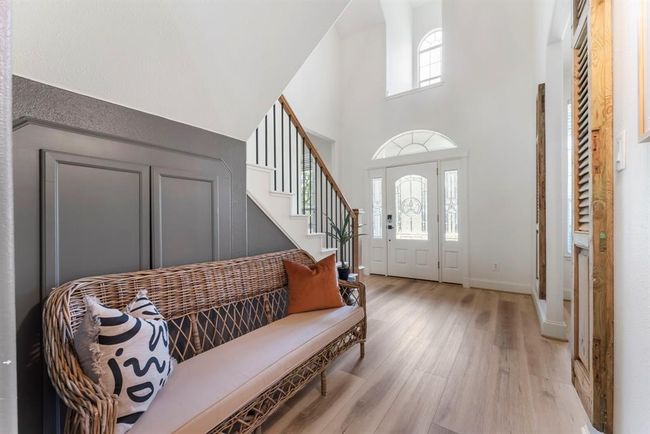 Spacious and bright entrance | Image 6
