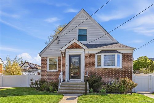 132 Wardwell Rd, Mineola, NY, 11501-2219 | Card Image