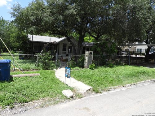 915 Shearer Blvd, San Antonio, TX, 78201-3736 | Card Image