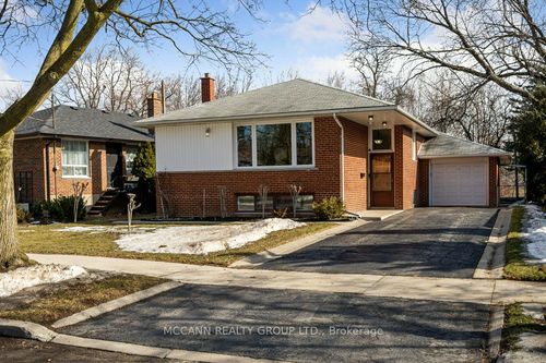 121 Wincott Drive, Etobicoke, ON, M9R2P5 | Card Image