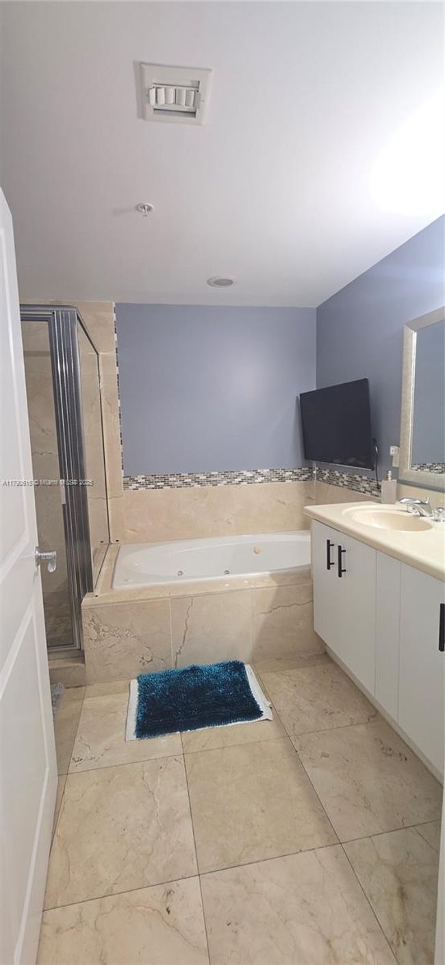 APT-1024 - 7900 Harbor Island Dr, Condo with 1 bedrooms, 2 bathrooms and null parking in North Bay Village FL | Image 35